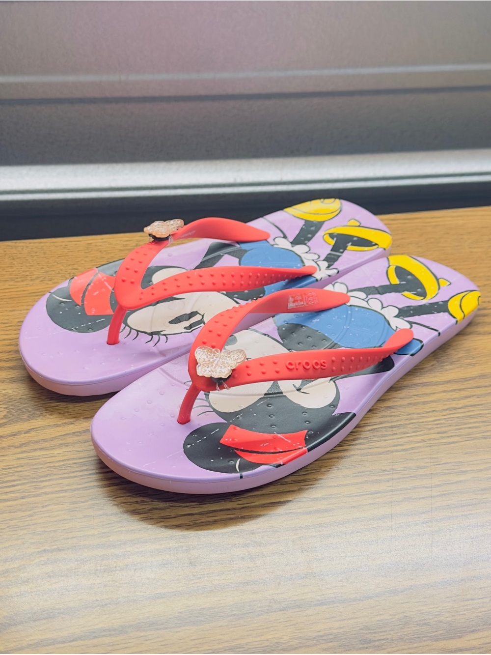 Women’s Minnie Mouse Crocs Thong Sandals Pink Flip Flops size 6